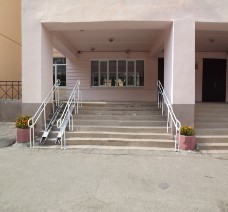 Центральный вход школы оснащен пандусом.